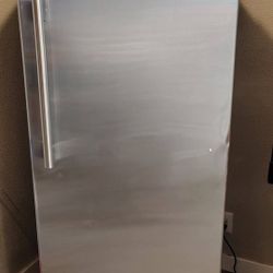 Vissani 24 in 11 cu. Ft Convertible Auto Defrost garage ready Upright Freezer / Refrigerator in Stainless Steel, Energy Star. 