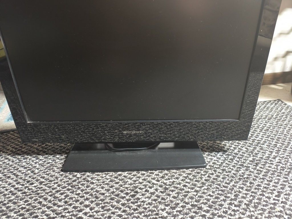 Emerson 28 Inch 720p TV Will Sell With Xbox Slim And Games For 10$