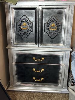 Dresser/ cabinet