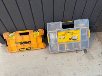 Cajitas para organizar los tornillos las 2 en perfectas condiciones x $40.  O mejor oferta