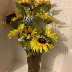 Florero De Metal Con Flores Artificiales /metal vase with artificial flowers