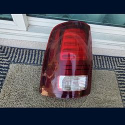 2013 - 2018 DODGE RAM RAM1500
RAM2500 RAM3500 LEFT TAILAMP LED
DRIVER SIDE GENUINE USED OEM. i2
