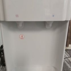 Primo Water Top Loading Classic 2 Temperature Dispenser. w/ a 5 gallon bottled included