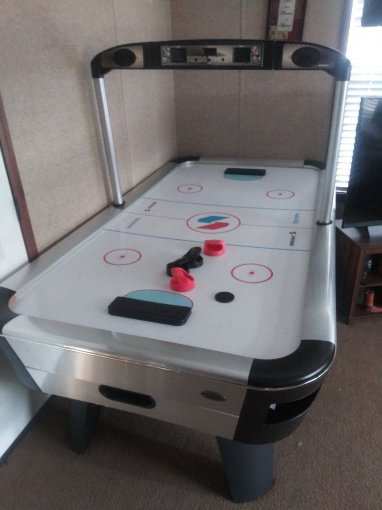Air hockey table