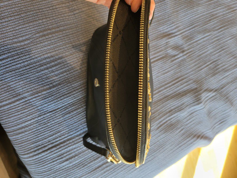 Michael Kors Medium Logo Convertible Crossbody Bag for Sale in Phoenix, AZ  - OfferUp