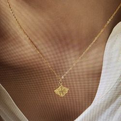 Ins fan-shaped small skirt necklace personality pendant