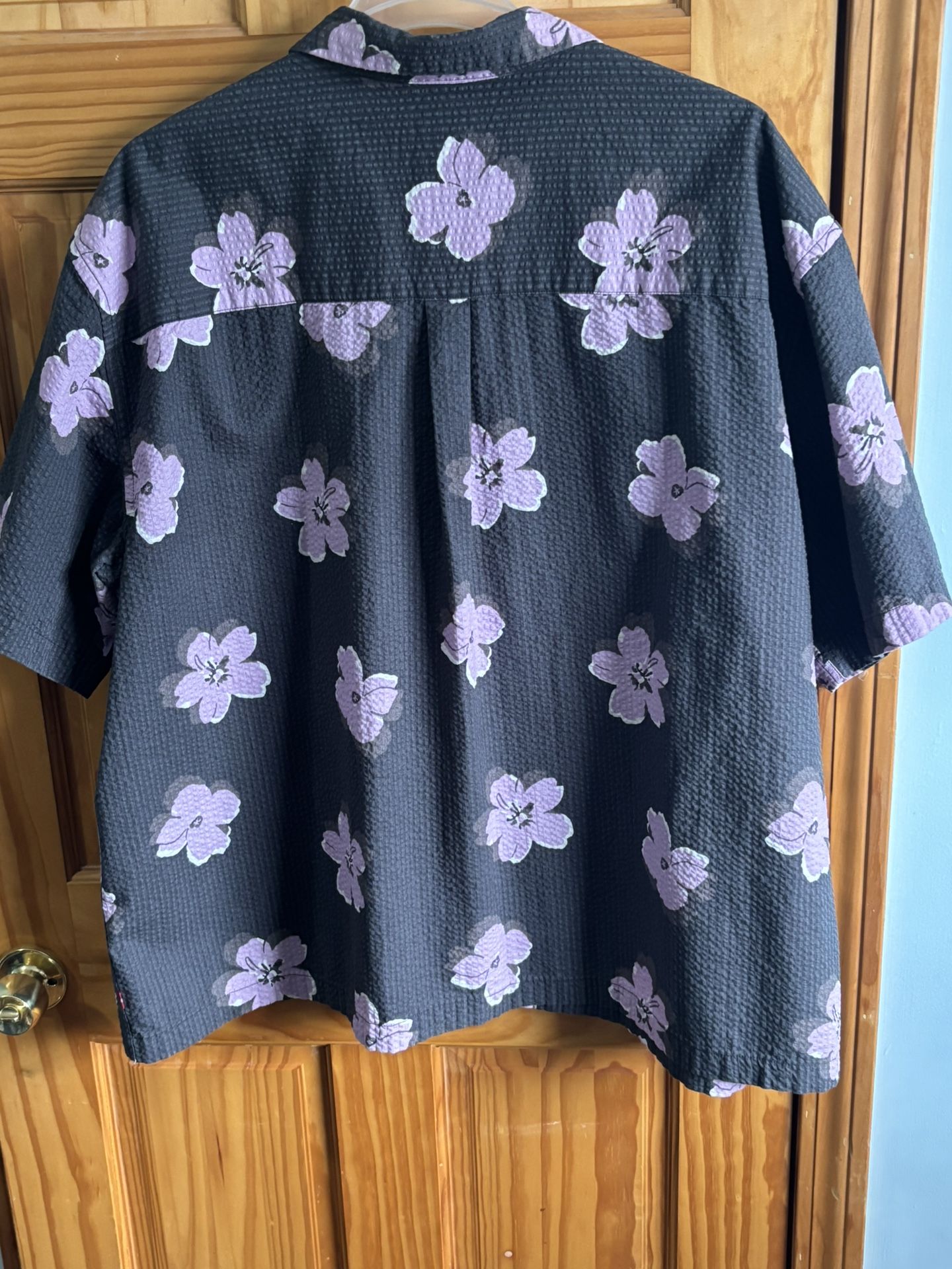 Levi’s Mens Pirate Black Large Purple Flowers Shirt