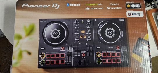 DJ-200  Pioneer mixing board