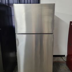 2020 Amana Stainless Steel Refrigerator (Delivery Available)