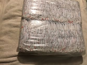 Un paquete de pampers de medida 1 One package of pampers size 1 huggies