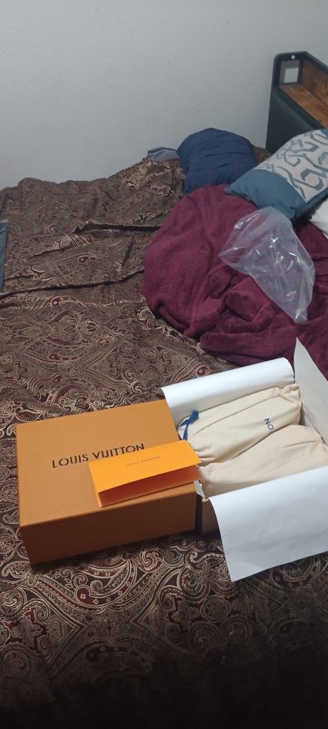 NEW LOUIS VUITTON SHOES SIZE 9.5 FIR $250