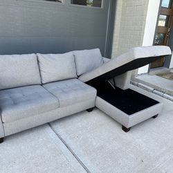 Perfect Condition Tufted Sectional Couch - 🚚Delivery Available 