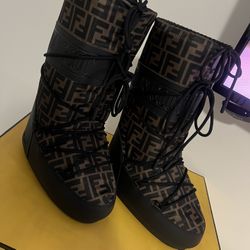 FENDI MOON BOOTS 