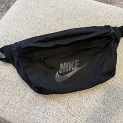 Nike Large Fanny Pack / Crossbody Sling – Black – Gently Used