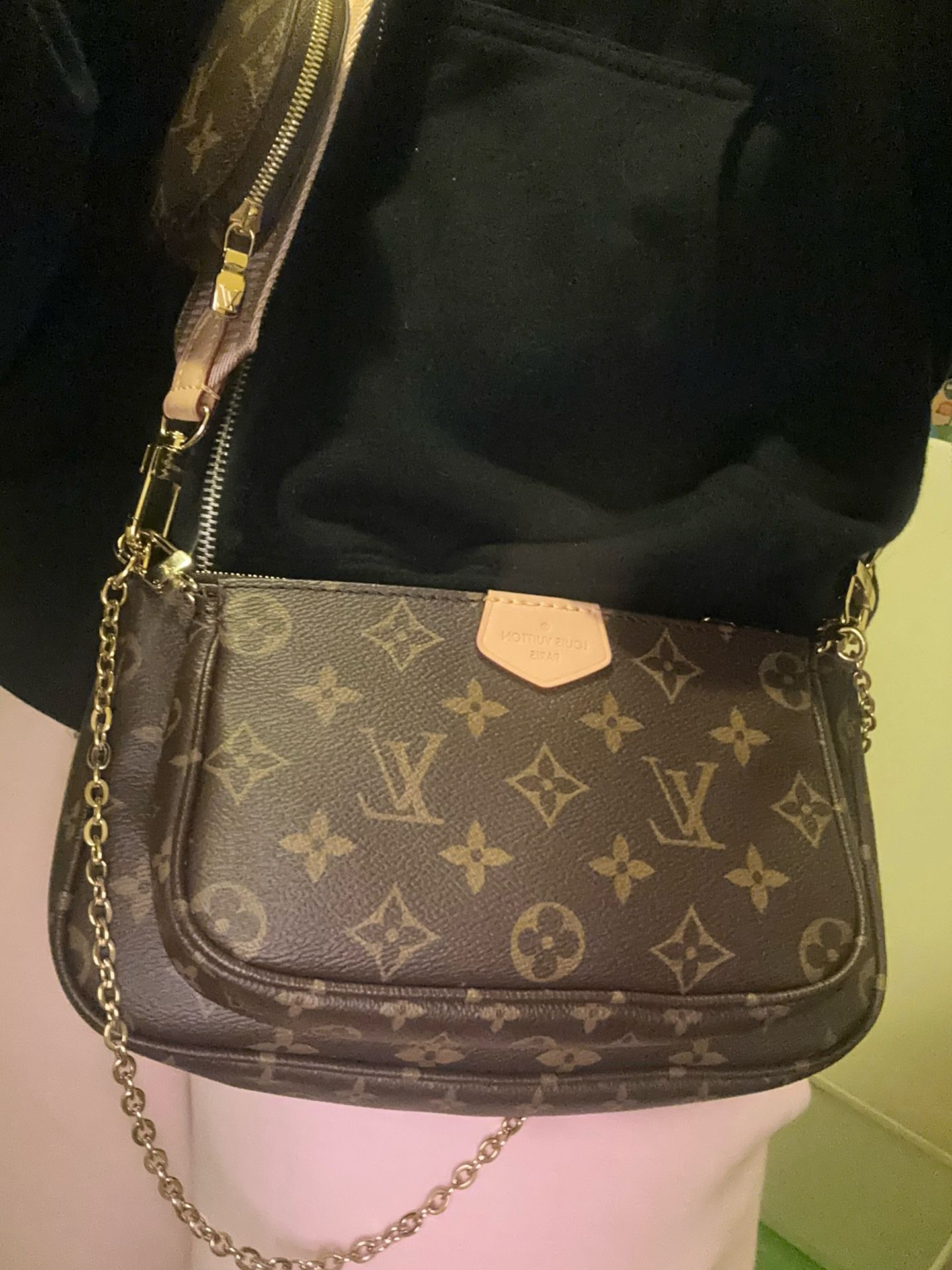 Louis Vuitton Monogram Rose Ballerine Cherrwood Pink Patent Leather WOC for  Sale in Costa Mesa, CA - OfferUp