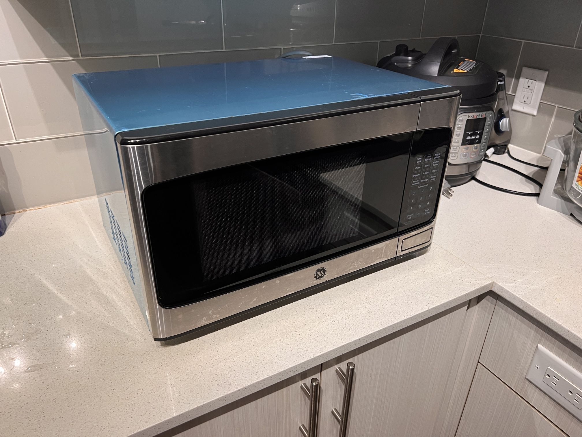GE 1.1-cu ft Medium 950 -Watt Countertop Microwave
