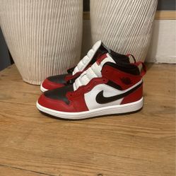 Nike Air Jordan 1 Mid Chicago Black Toe Size 2 Youth