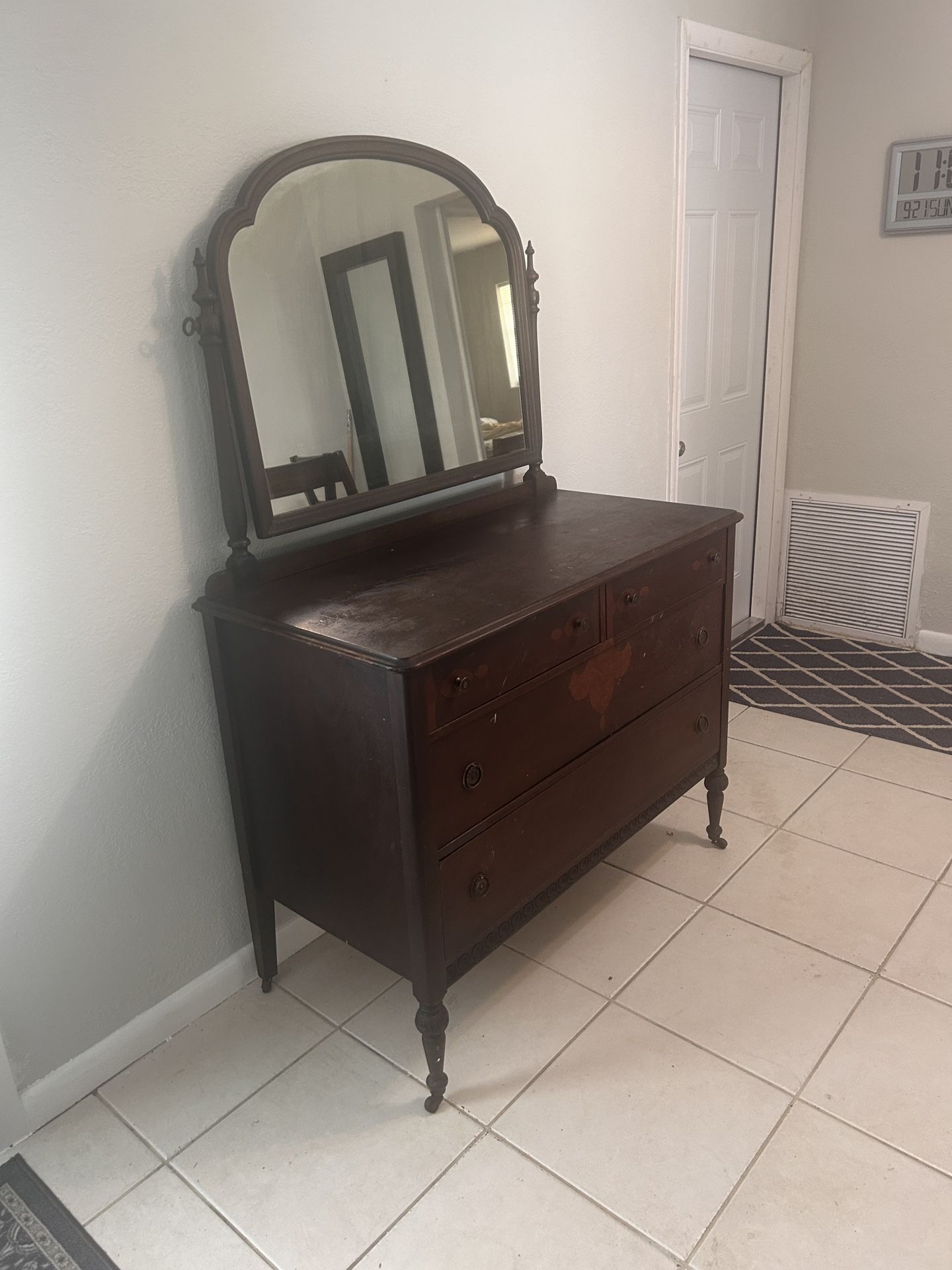 Dresser With Mirror