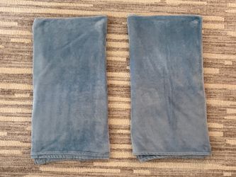 2 blue throw blankets