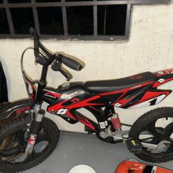 16" Hyper Moto Bike, 16" Mag Wheels, Training Wheels, Child Bicycle, Ages 5-7 Years, Black/Red
