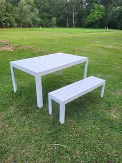 Table and Bench
Aluminum
for indoor and outdoor use
Table 63L 39W x 30H
Bench 50L 14W x 17H