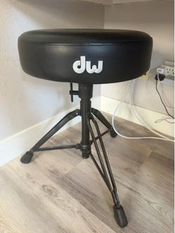 DW Drum Throne / Drum Stool – Round Padded Seat – Adjustable Tripod Base