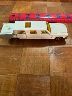CA. MAJORETTE DIECAST STRETCH CADILLAC LIMOUSINE. SEE POST & PICS. TRUNK ORNAMENT BROKEN IN HALF.