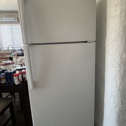 GE Refrigerator 