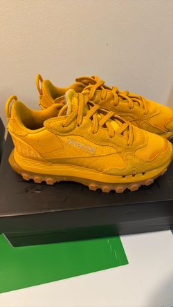Reebok Classic Yellow Suede Sneakers size 7 1/2