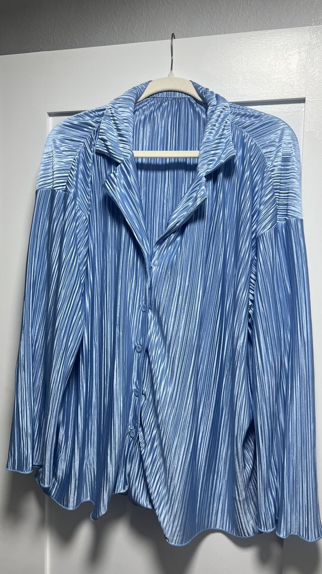 Size L Light Blue Silky Button-up Shirt