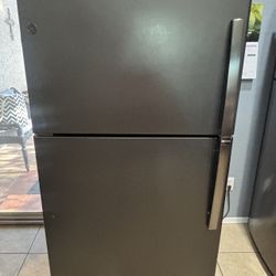 GE Refrigerator Stainless Black 