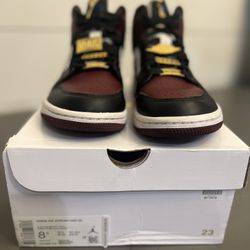 Jordan 1’s Wmns 8.5