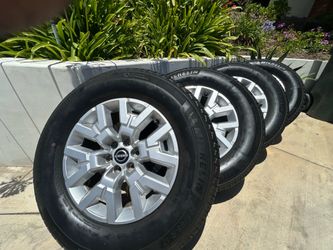 4 Nissan Frontier SV  17” Rims with Michelin 265/65 R 17 tires