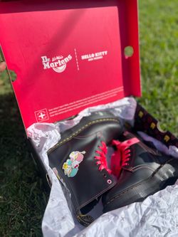 DR. MARTENS HELLO KITTY & FRIENDS