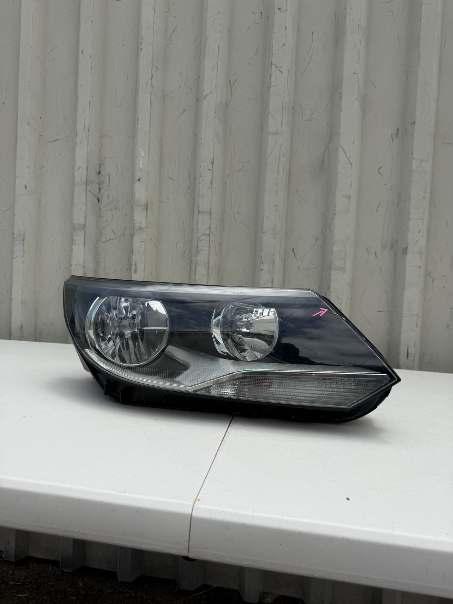 2012 2013 2014 2015 2016 2017 Volkswagen Tiguan Headlight Headlamp Right Passenger Side Rh Used Original OEM HALOGEN