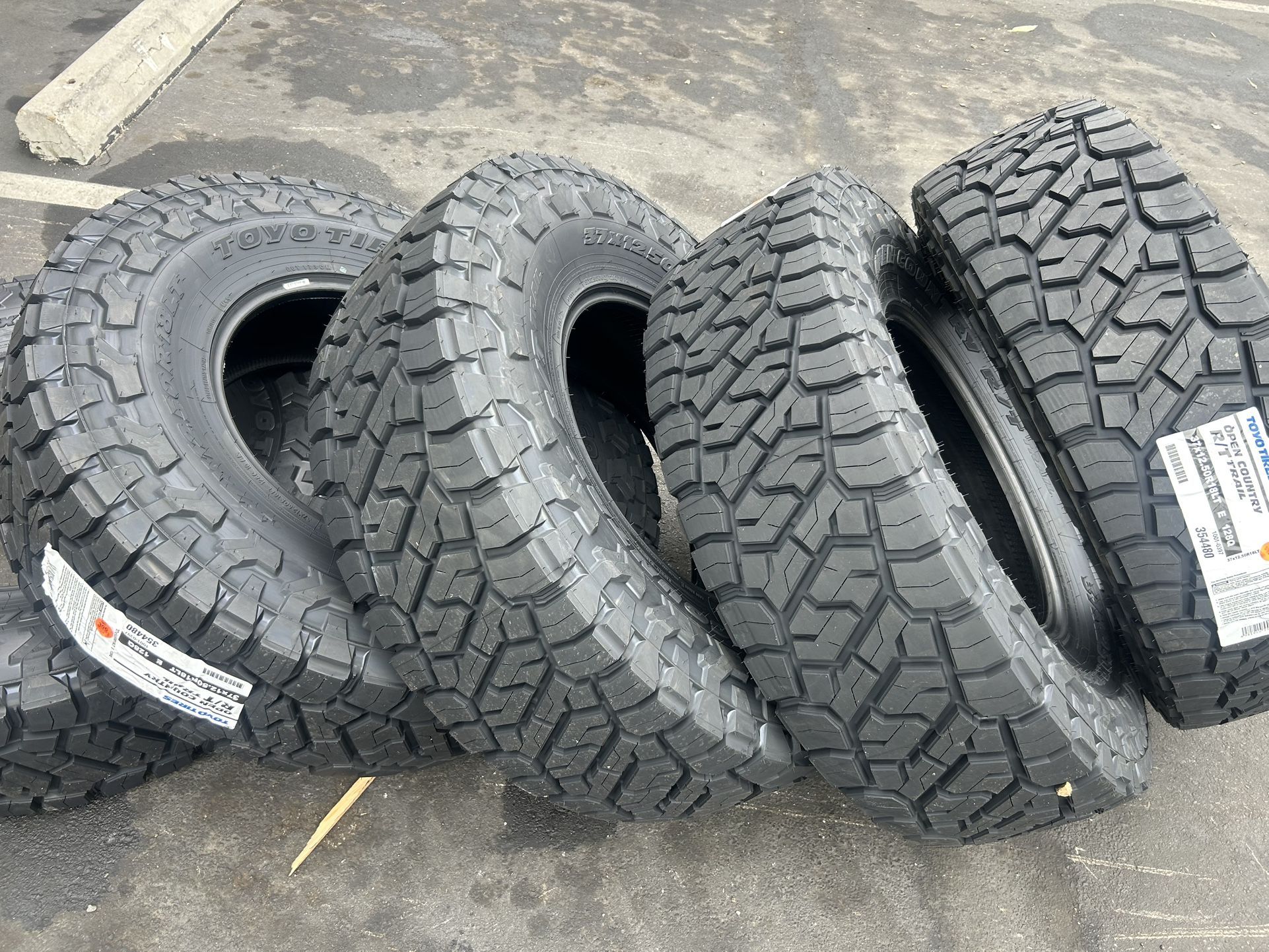 37x12.50R18. TOYO RT TRAIL.