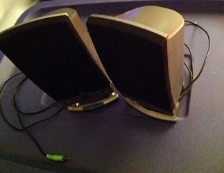 Computer desktop speakers