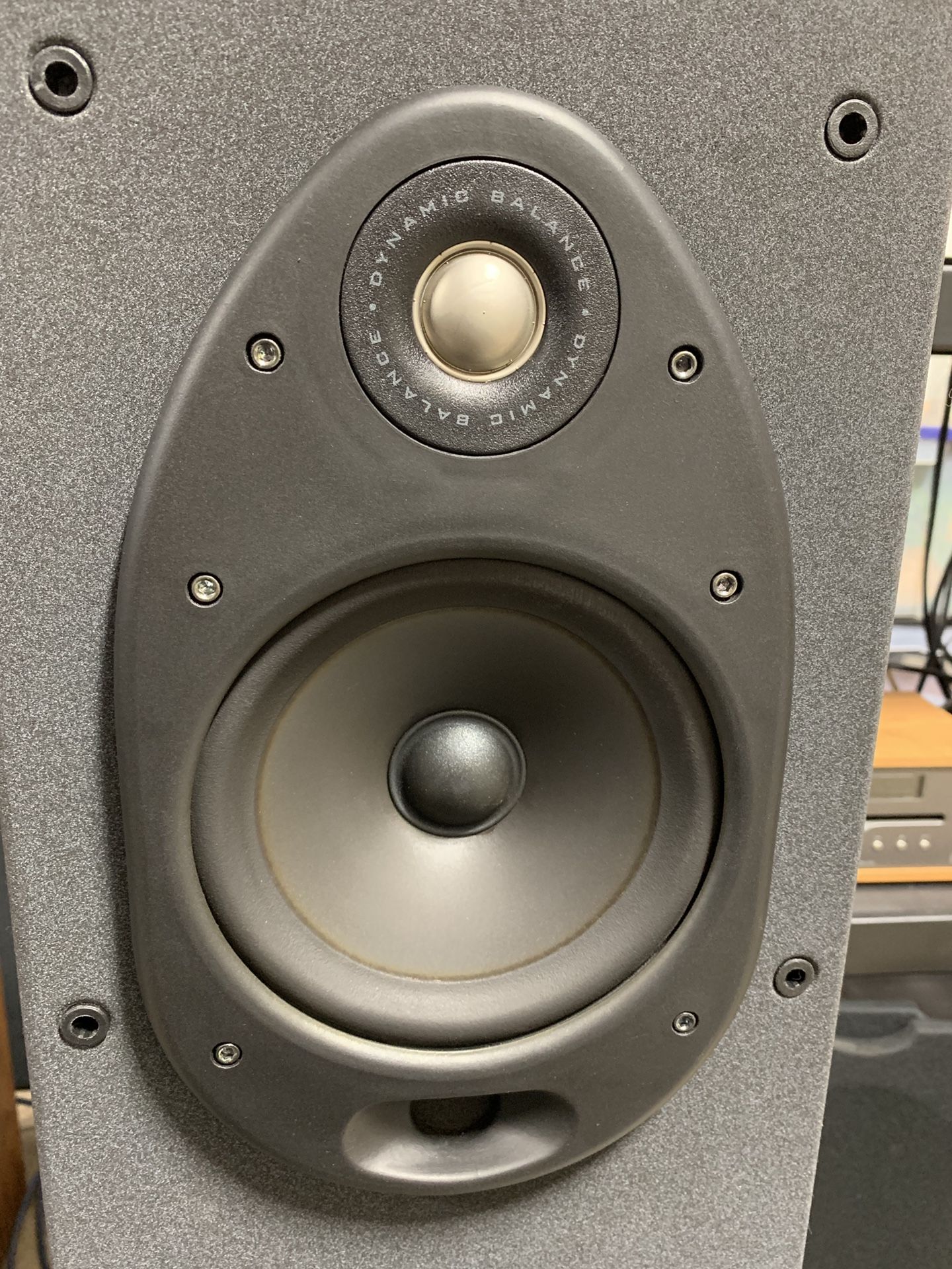Huge Polk Audio RT2000P Powered Tower Stereo Speakers for Sale in