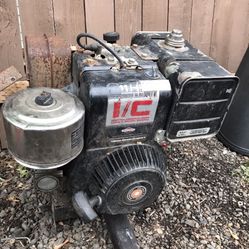11hp Briggs motor  been sitting about 6 months selling as is $100 obo