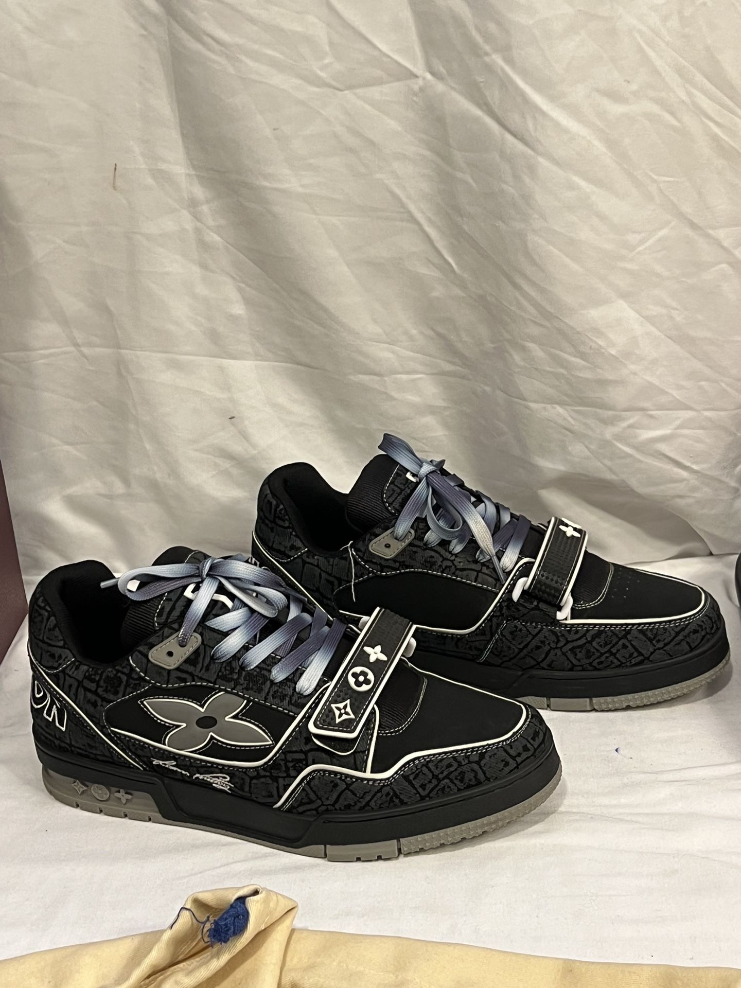 Louis Vuitton. LV ARCH LIGHT SNEAKER Men- Shoes.