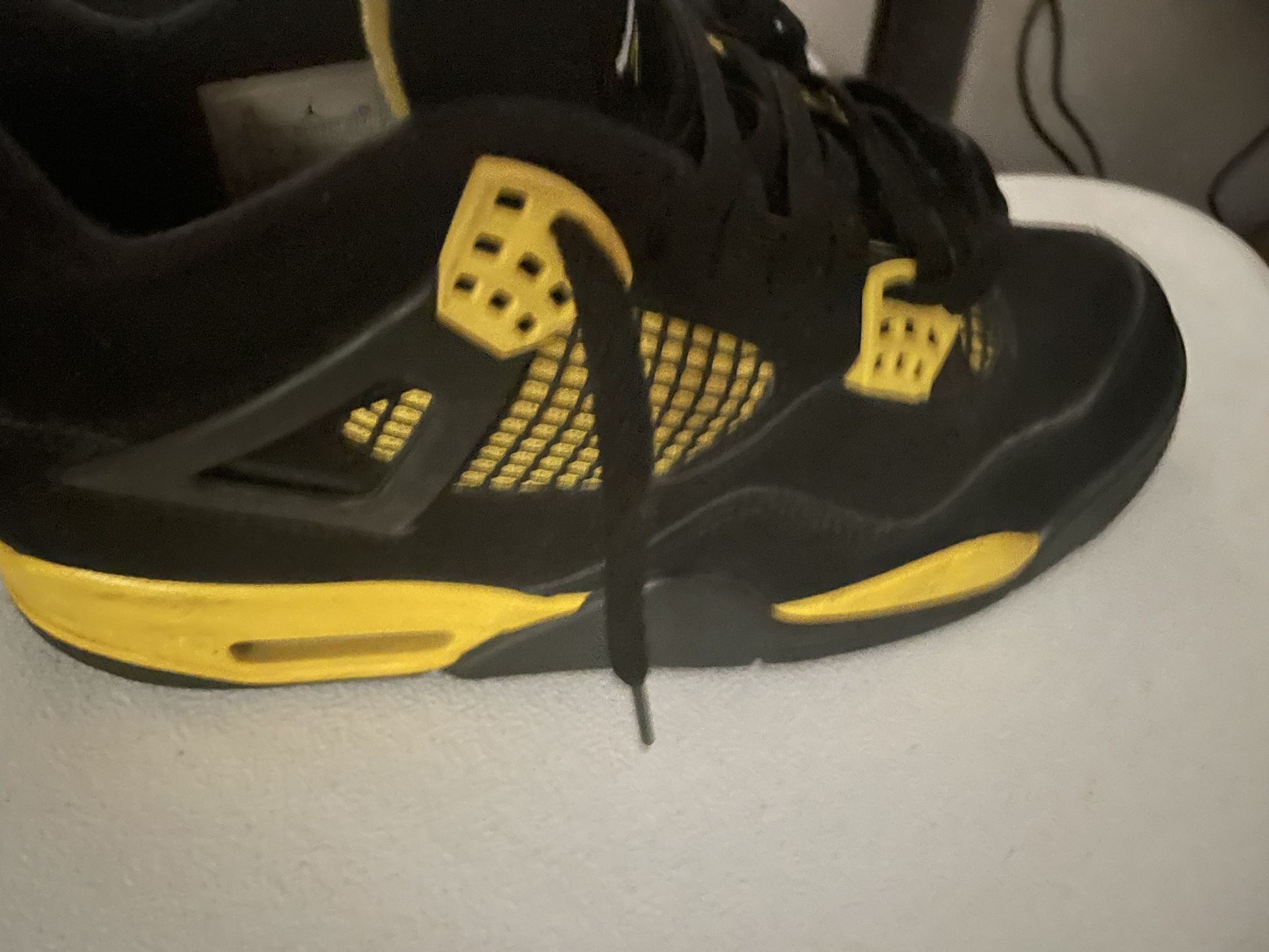 Jordan 4s Yellow Thunders Size 8,5