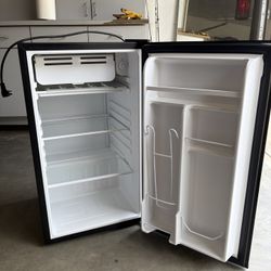 3.2ft Hardly Used Clean Igloo Mini Fridge