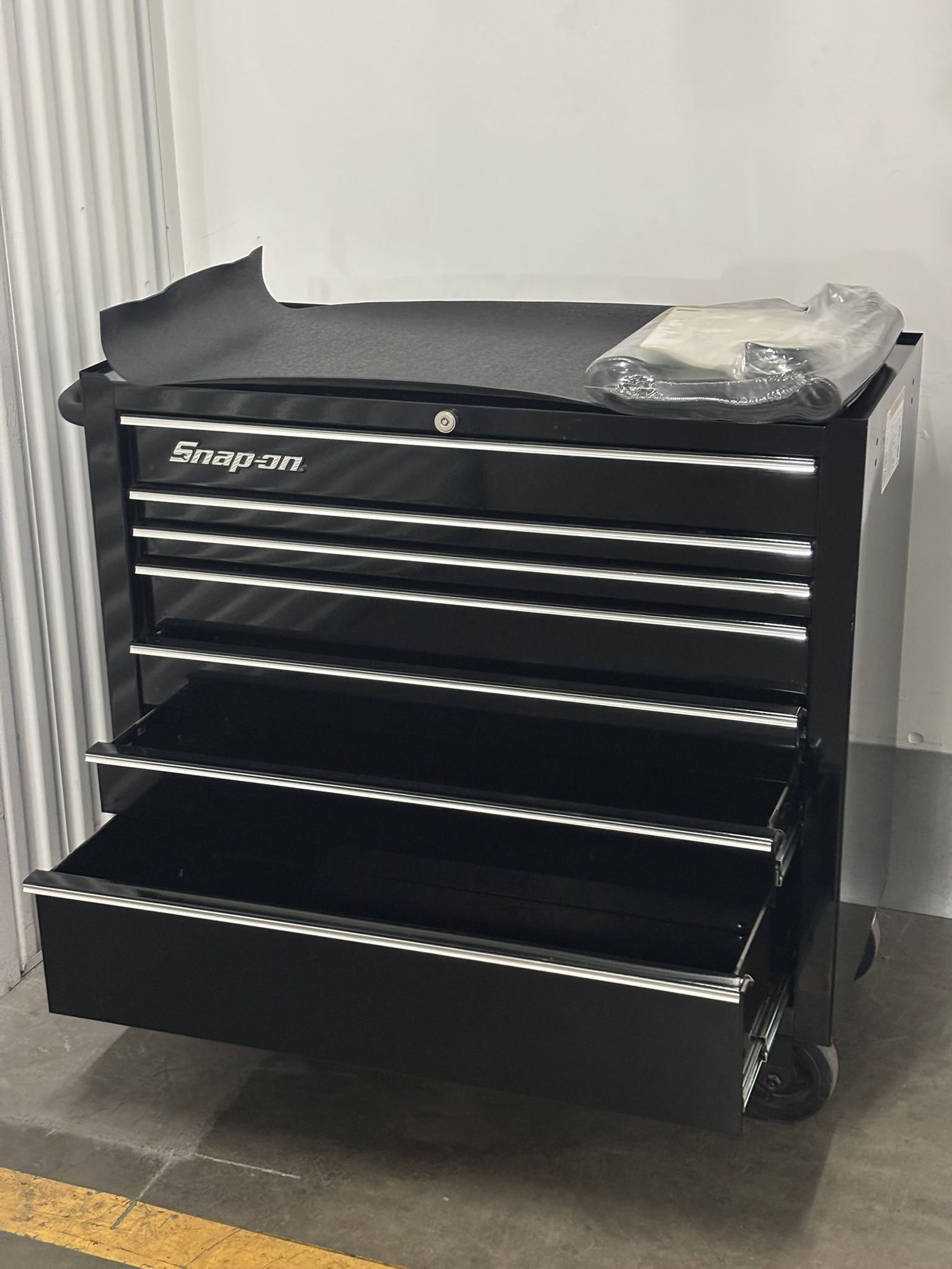 Snap-on Tools 40" Seven-Drawer Single Bank Heritage Series Roll Cab (Gloss Black)