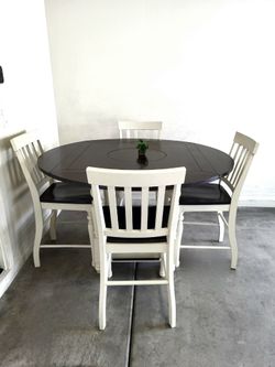Round Table 4 Chairs (Good Condition) drop leaves