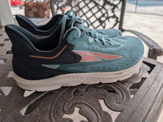 These Altra Torin 6 running/athletic shoes are pre-owned, but in Excellent condition!

Never worn wife bought me the wrong size.

Missing insoles. I w