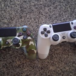 2 Ps4 Controllers 