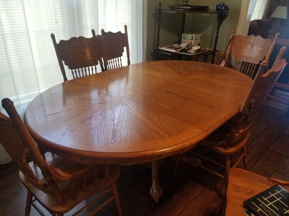 OAK OVAL DINING TABLE W/6 CHAIRS