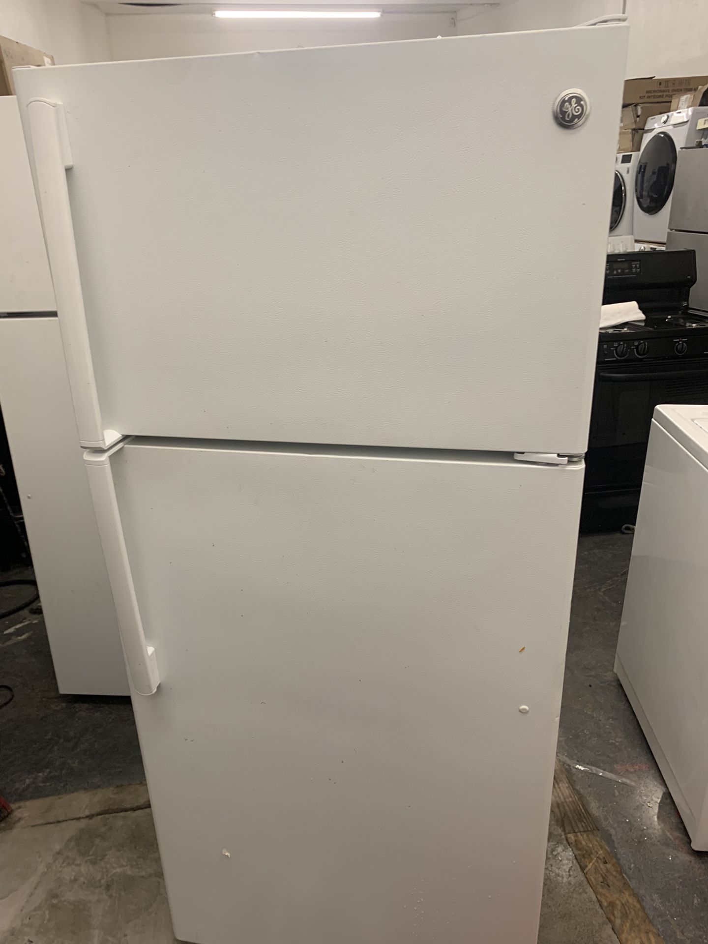 GE refrigerator apartment size