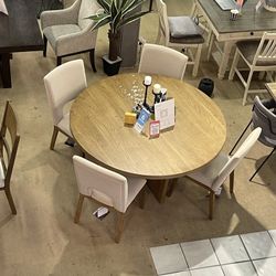 Dakmore Brown Round Dining Room Set / 5pc