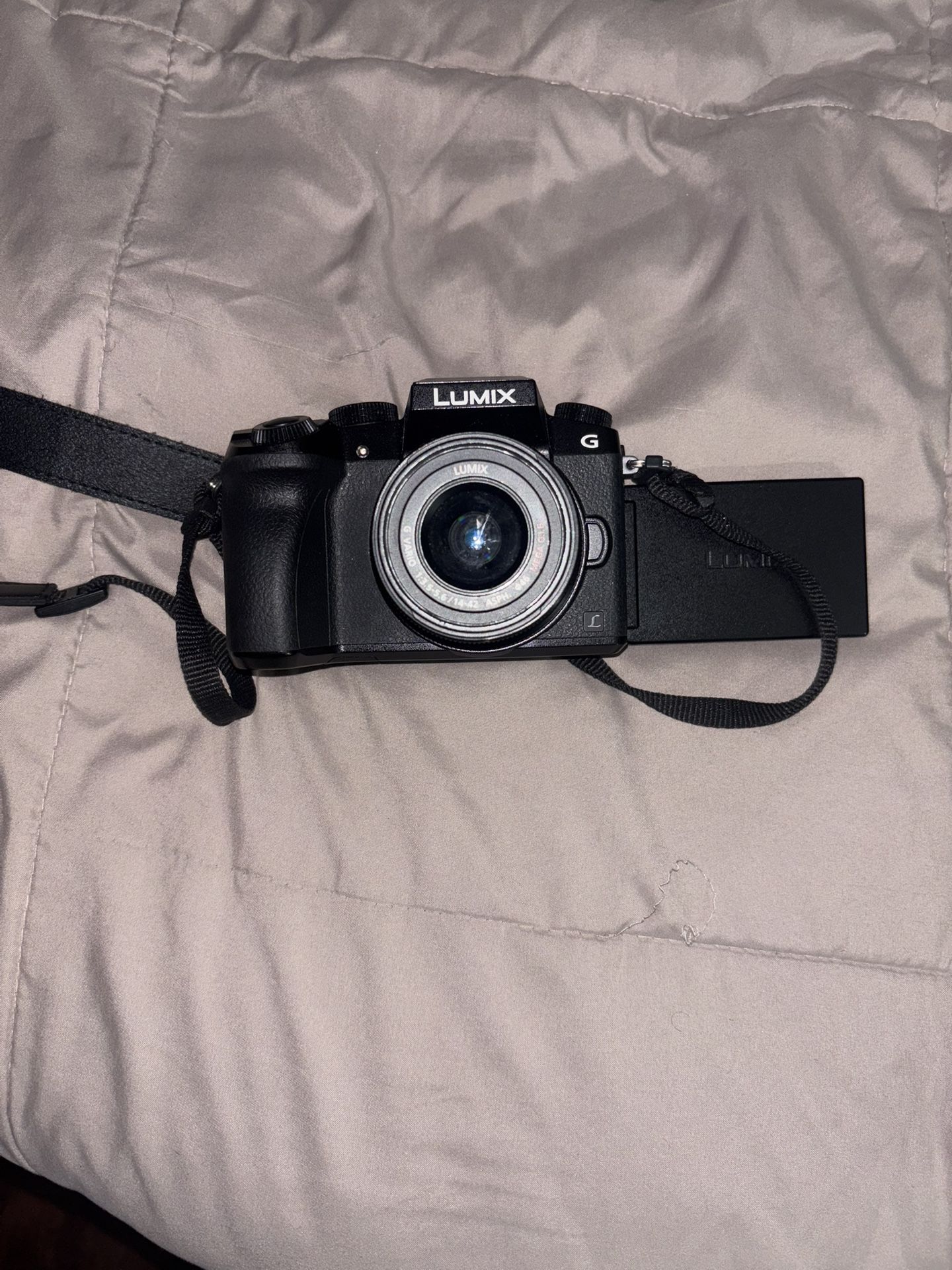 LUMIX g7 4k mirrorless with a 14-42 mm lens with charger and battery